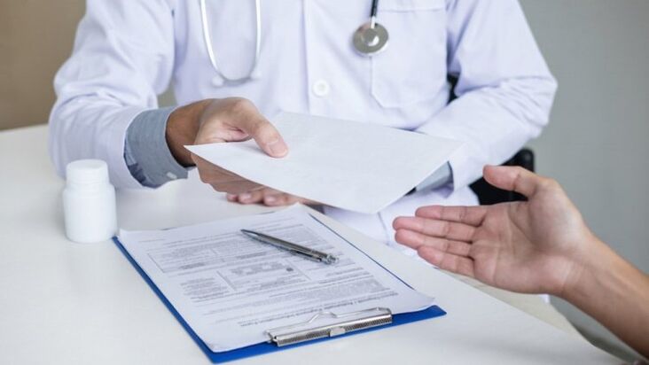 Ο γιατρός συνταγογραφεί θεραπεία κατά των παρασίτων